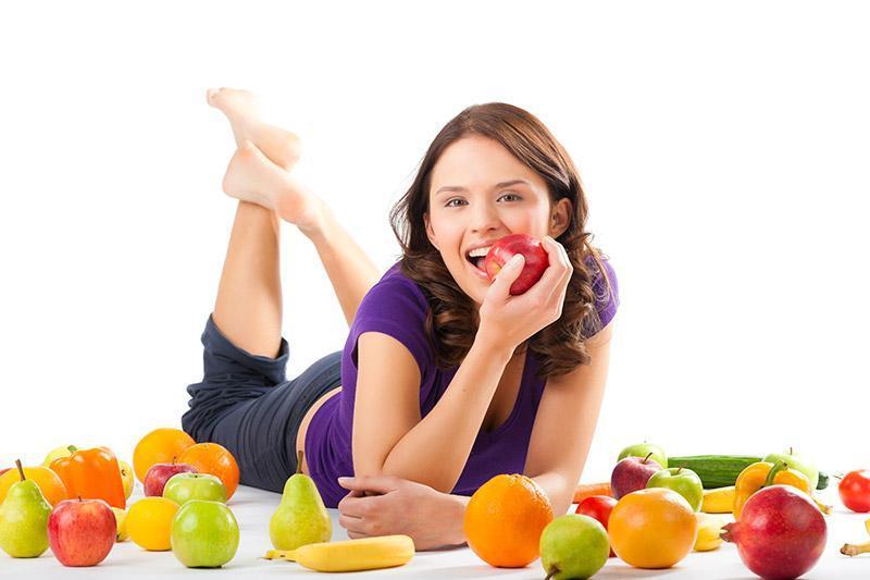 adolescente-comiendo-fruta