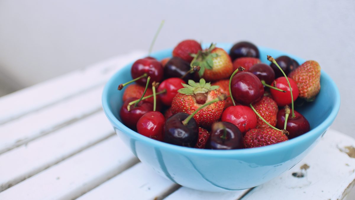 cerezas y fresas en un bowl